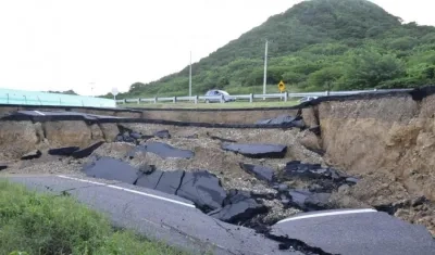 Vía al Mar afectada por deslizamientos.