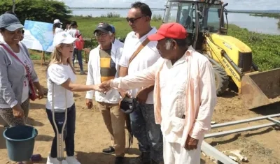 La Gobernadora Elsa Noguera inspeccionando los trabajos.