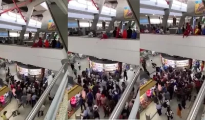 Los desconocidos vestidos como los personajes de 'la Casa de Papel' arrojaron los billetes desde arriba.