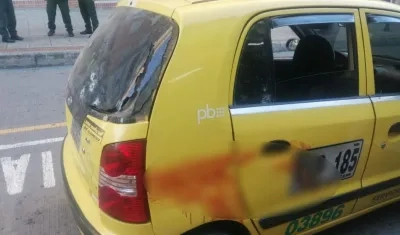 Así quedó el taxi en el que se transportaba la pareja.