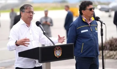 El Presidente Gustavo Petro y el Gerente (e) del Fondo Adaptación, Javier Pava.