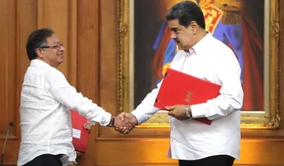 Los Presidentes Gustavo Petro y Nicolás Maduro tras suscribir los acuerdos.