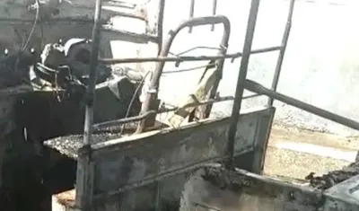 Motocarro incendiado. 