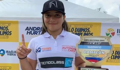 Sharid Fayad, piloto de BMX del Atlántico, con el trofeo de campeona nacional. 