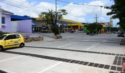 Las rejillas que van recolectando las aguas pluviales para conducirlas por los canales.