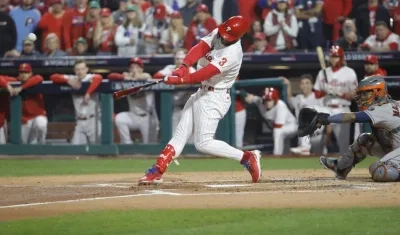 Bryce Harper conecta un cuadrangular. 