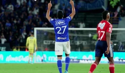 Luis Carlos Ruiz celebrando el gol mediante cobro de tiro penal.