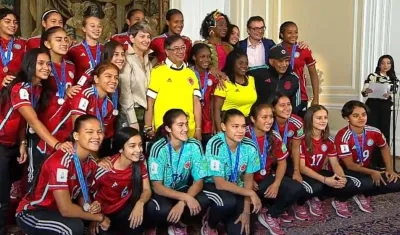 Presidente Gustavo Petro con las jugadoras de la Sub-17.