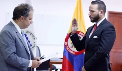 Adaulfo Calderón tomando posesión ante el Director Nacional de la ESAP.