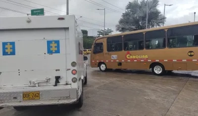 Bus en el que iba la menor y personal de la Fiscalía en el Hospital Universidad del Norte.
