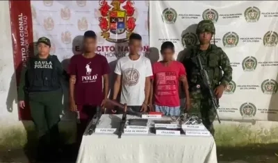 Los tres capturados en el operativo. 