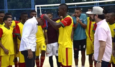  Carlos 'el Enfermero' Pérez recibiendo la medalla.