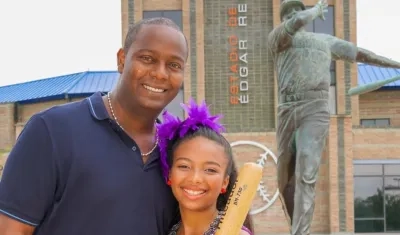 Édgar Rentería y su hija Tahiana Rentería, reina de Carnaval Infantil 2022. 