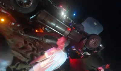 Tractocamión volcado en la Oriental.