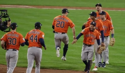Los peloteros de los Astros celebran el triunfo.