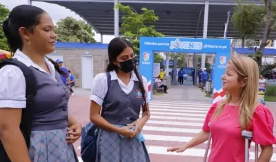 La Gobernadora Elsa Noguera dialogando con estudiantes.