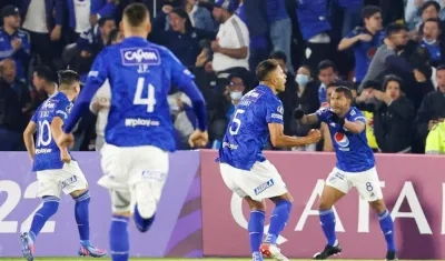 Jugadores de Millonarios celebran un gol. 