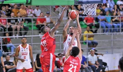 Ernesto Oglivie logra una conversión ante la defensa de Cóndores. 