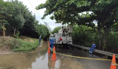 Trabajos de Air-e para tratar de restablecer la energía en algunas zonas de Puerto Colombia.