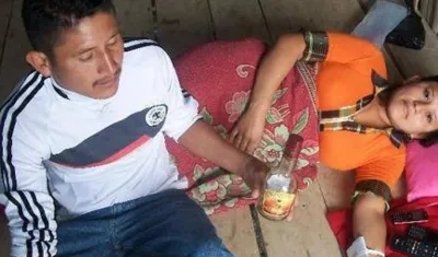  Vicente González Morales y su hermana, Verónica, muestran la botella de licor que afirman se tomaron. 