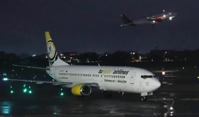 El avión de la aerolínea Turpial a su llegada al aeropuerto Eldorado.