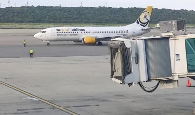 El avión de Turpial Airlines iniciando el rodaje de la pista en Caracas.