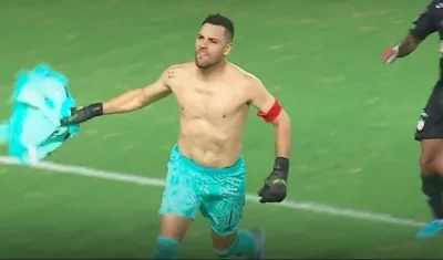 Sebastián Viera durante la celebración sin la camiseta.
