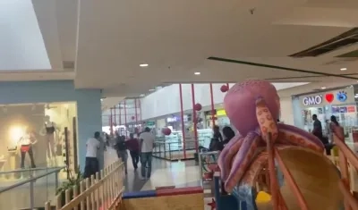 El atraco ocurrió en el segundo piso del centro comercial. 