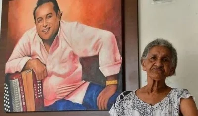 'Mama Vila' al lado de un cuadro de su hijo Diomedes Díaz.