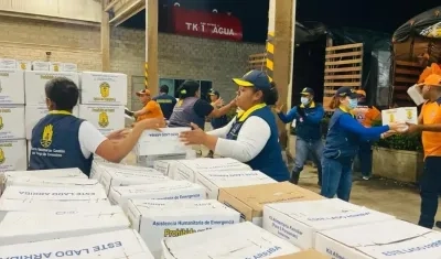 Funcionarios de la Unidad Nacional para la Gestión del Riesgo ordenan parre de los paquetes de ayudas.