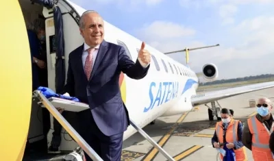 El Ministro de Transporte abordando el vuelo.