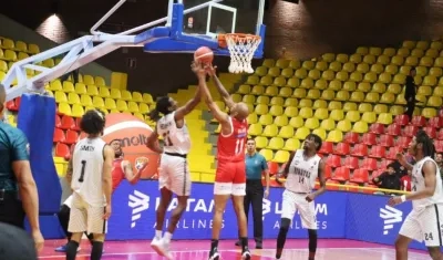 Acción en el tablero de Ernesto Oglivie. 