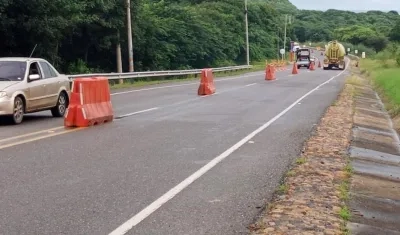 La señalización dispuesta por el Invías en el tramo del contraflujo vehicular.