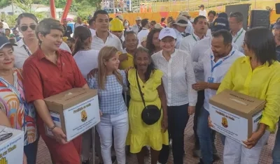 La primera dama, la gobernadora y la Ministra delegataria.