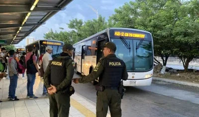 La Policía en una estación de Transmetro. 