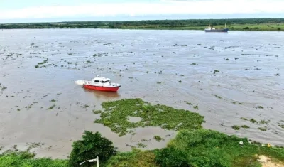 Agua del Río Magdalena tras el paso de la mancha de aceite.