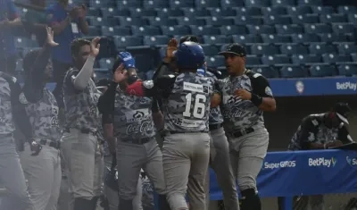 Peloteros de Caimanes celebran el jonrón de Leandro Emiliani.