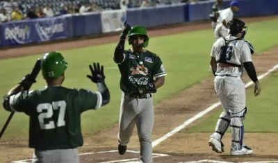 Toros celebran una de sus anotaciones.