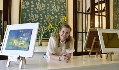 Cielo Támara, directora de Musa Galería de Arte, rodeada de las obras del maestro Jorge Serrano en 'La Perla'.