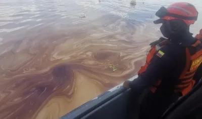 La mancha de aceite en el río.