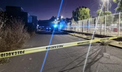 Policías en la cancha de fútbol epicentro del ataque armado en Zacatecas.