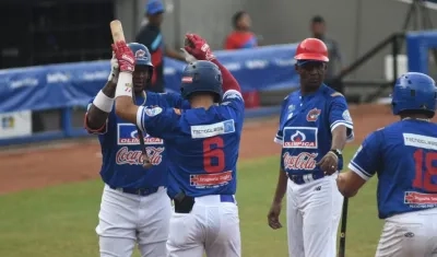 Caimanes celebran tras el cuadrangular de Andrés Álvarez. 