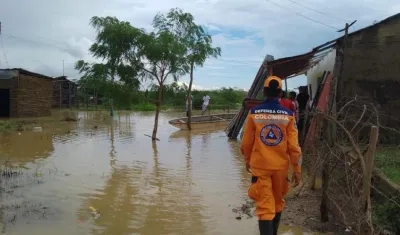 Organismos de socorro en los barrios afectados por las inundaciones en Repelón.