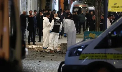 Policías acordonan el área el atentado con explosivos en Estambul.