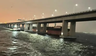El barco tras colisionar con el puente.