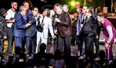 Ismael Miranda cantando durante su homenaje.