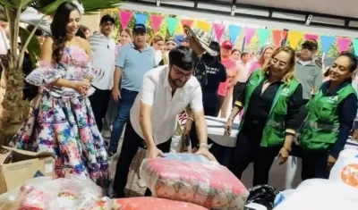 El Alcalde durante la donatón para los damnificados.