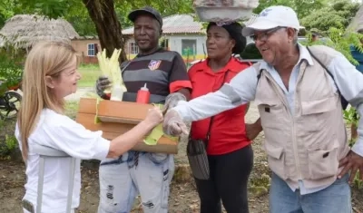 La gobernadora Elsa Noguera llevó este lunes ayuda a damnificados de las playas de Caño Dulce, en Tubará.