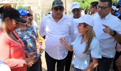 La Gobernadora Elsa Noguera con los damnificados del invierno.