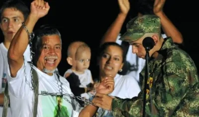 Gustavo Moncayo, con su hijo, el día de la liberación del militar.